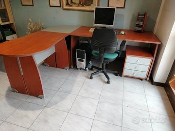 Scrivania con penisola per pc