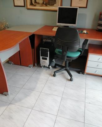 Scrivania con penisola per pc