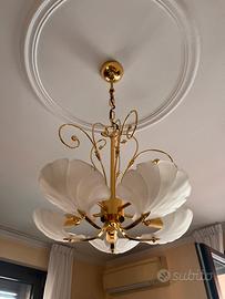 Lampadario in metallo dorato e vetro satinato