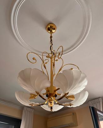 Lampadario in metallo dorato e vetro satinato