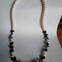Collana color avorio e nero