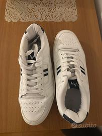 Sneakers bianche con dettagli blu navy