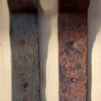 Due antiche cerniere in ferro battuto