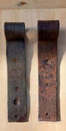 Due antiche cerniere in ferro battuto