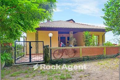 TRILOCALE RISTRUTTURATO CON BALCONE VISTA MARE E P