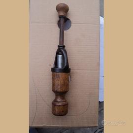 Antico atrezzo per tappi in sughero