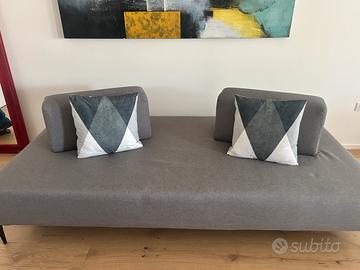 Divano moderno grigio con schienali mobili