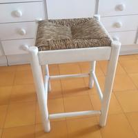 Sgabello bianco da cucina in legno