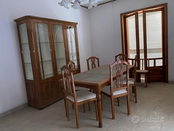 Soggiorno classico con vetrina tavolo sedie legno