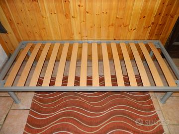 Letto singolo con rete a doghe e materasso