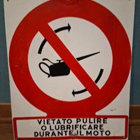 Cartello vietato pulire 