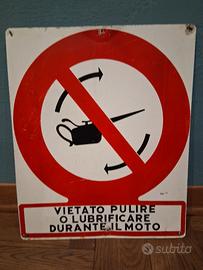 Cartello vietato pulire 