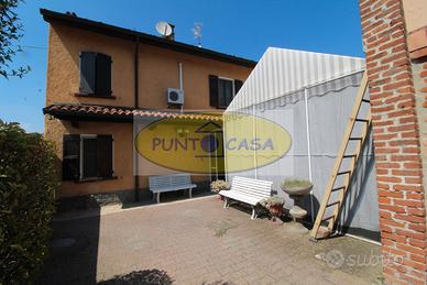 Casale con ampio giardino