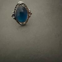 Anello con pietra blu