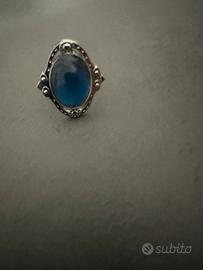 Anello con pietra blu
