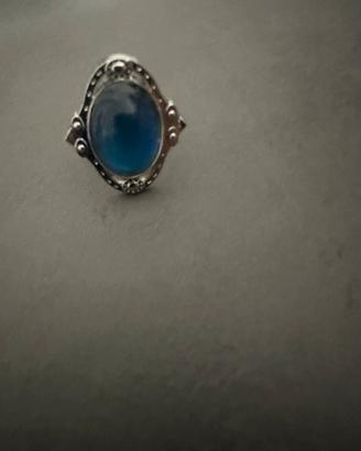 Anello con pietra blu