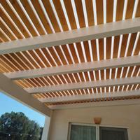 Copertura in legno con doghe frangisole