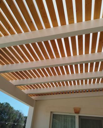 Copertura in legno con doghe frangisole