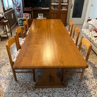 Tavolo da pranzo in legno con sedie