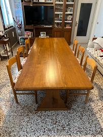Tavolo da pranzo in legno con sedie