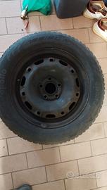 2 cerchi in lamiera con pneumatici 