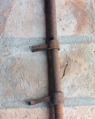 Catenaccio d'epoca in ferro battuto massiccio. 