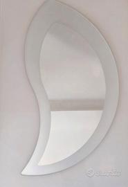 Specchio da parete sagomato a forma di goccia