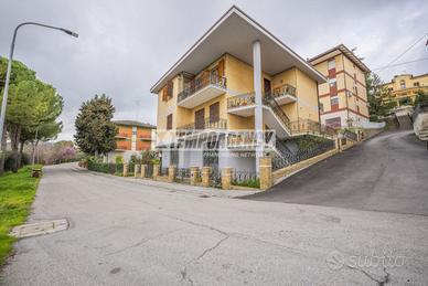 Casa indipendente con 2 appartamenti, terrazzo e g