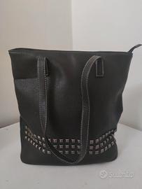 Borsa tote nera con borchie