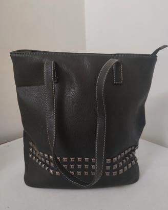 Borsa tote nera con borchie