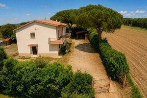 Rustico / Casale di 270 m² con più di 5 locali a T