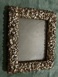 Cornicea in resina dorata