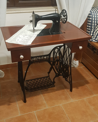 Macchina da cucire dell'ottocento