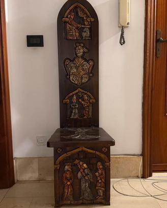 Sedia sgabello con legno intagliato medioevale