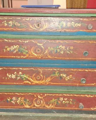 Cassettiera decorata a mano  