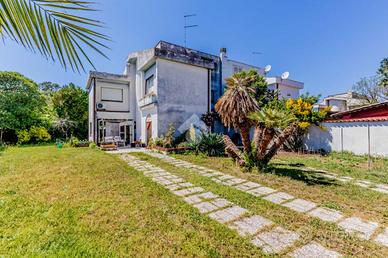 VILLA A SCHIERA A ROMA