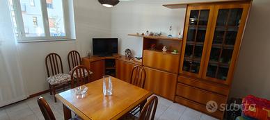 Soggiorno artigianale Cantù, tavolo e 8 sedie.