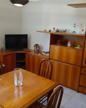 Soggiorno artigianale Cantù, tavolo e 8 sedie.