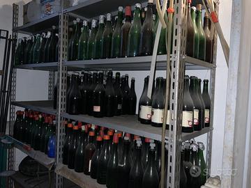 Bottiglie di vino e damigiane