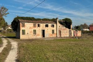 Casa rurale da ristrutturare e terreno