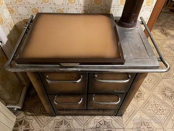 Stufa a legna SPLENDID con forno e tubi come nuova