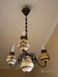 Lampadario vintage in ceramica e ferro battuto