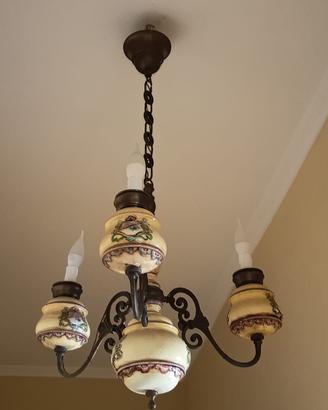 Lampadario vintage in ceramica e ferro battuto