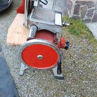 Affettatrice vintage a volano 