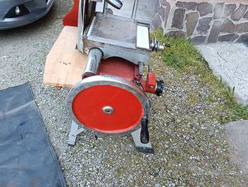 Affettatrice vintage a volano 