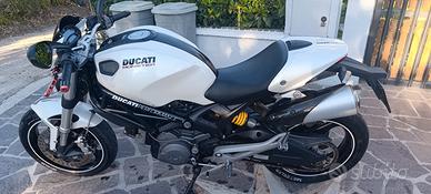Ducati Monster 696 plus 