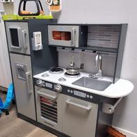 Cucina in legno accessoriata