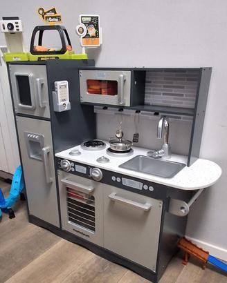 Cucina in legno accessoriata