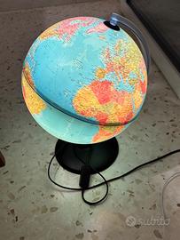 Mappamondo illuminato diametro 30 cm e h 43cm