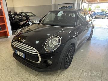 Mini Cooper D Businiss XL 1.5 dci 5 porte Navi.